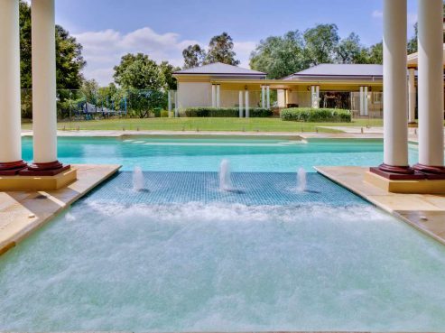 Fibreglass spa connected to a Compass pool via Sunpod bubbler water feature