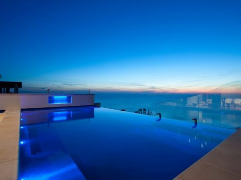 Infinity pool X Trainer negative edge swimming pool with stunning views