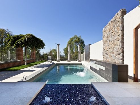 X Trainer swimming pool with a Sunpod bubbler and water wall features